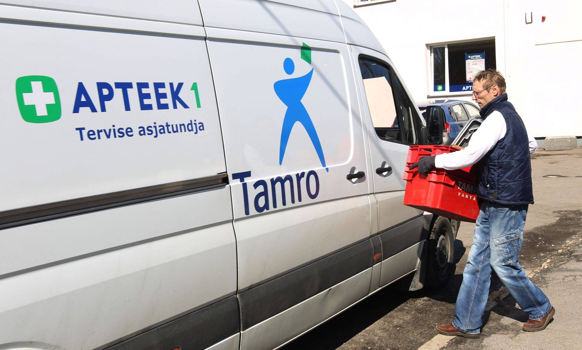 Kaubavedu Tamrole kuuluvasse Apteek1 ketti kuuluvasse apteeki Tallinnas Vilde teel.