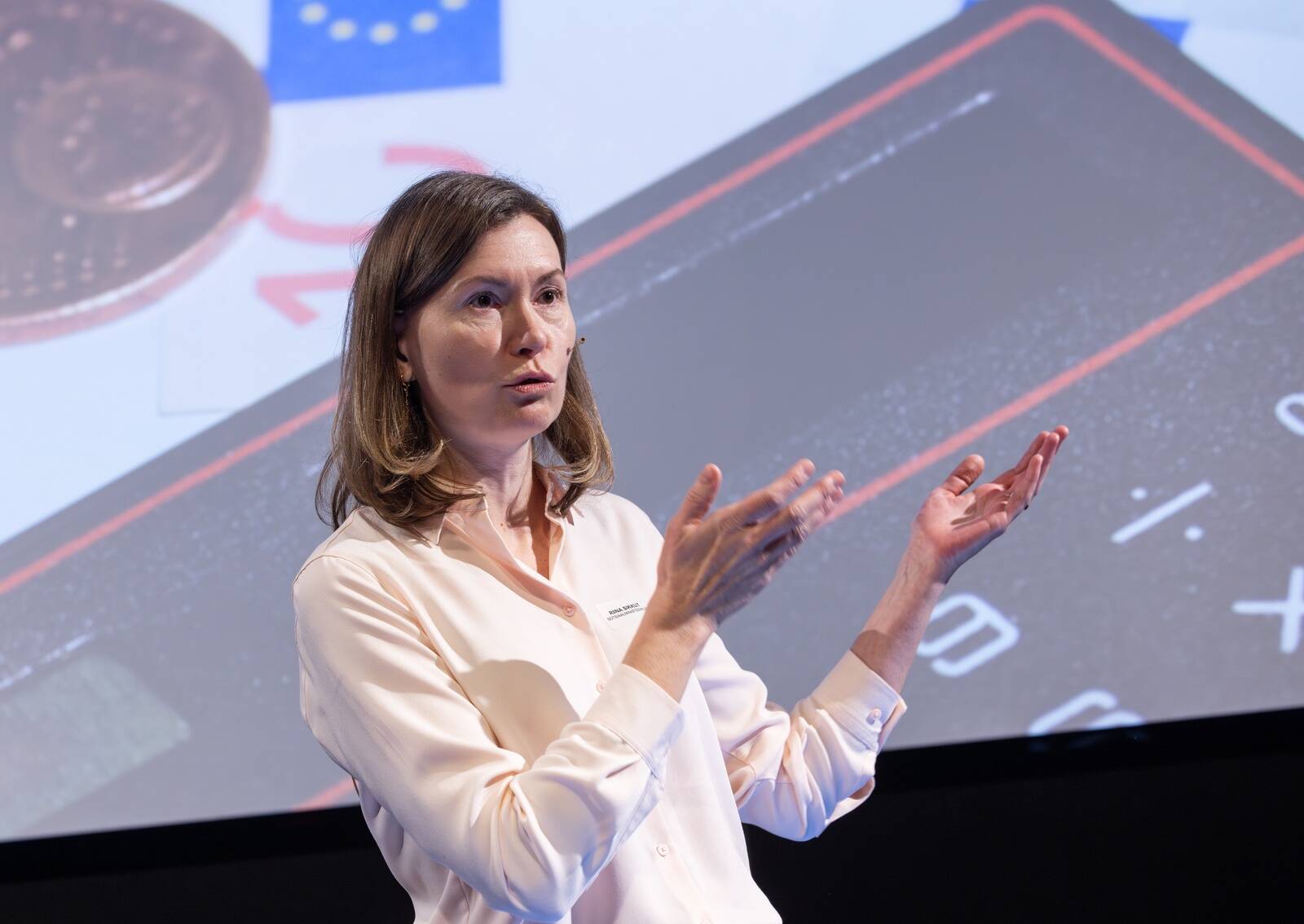 Minister Riina Sikkut Meditsiiniuudiste konverentsil.