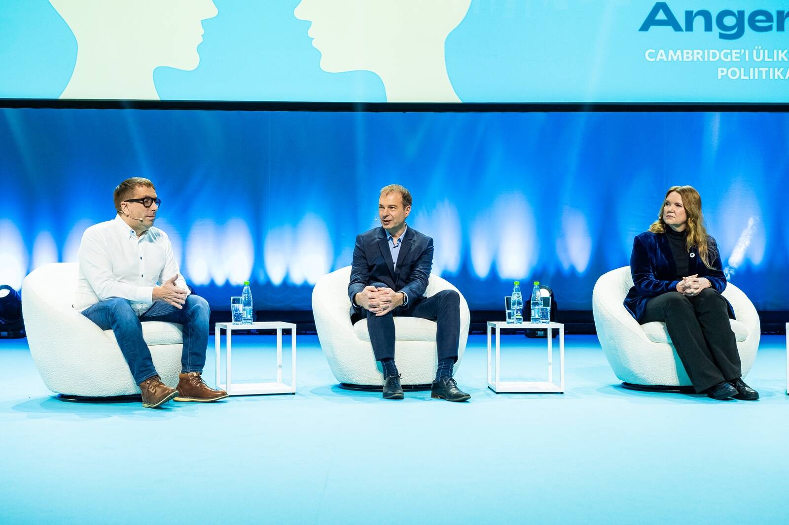 Fotol Peeter Koppel, Hando Sutter ja Annela Anger-Kraavi Alexela kontserdimajas „Energiakooli“ otsesaates.