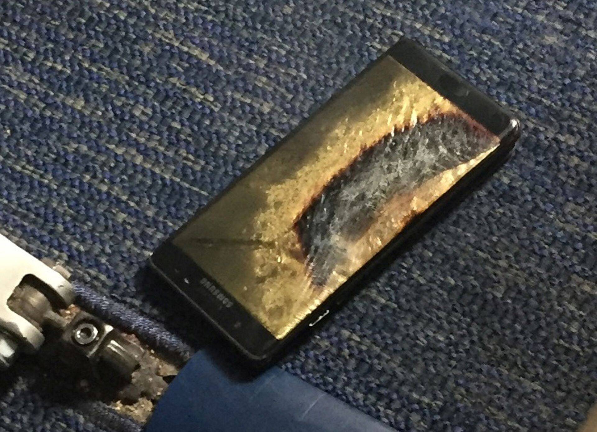 Samsung pidi tagasi kutsuma umbes 2,5 miljonit Galaxy Note 7 nutitelefoni. Pildil süttinud telefon.
