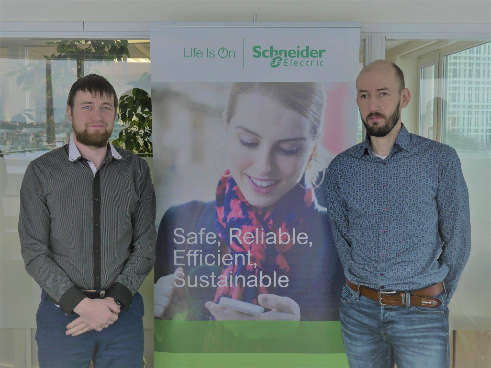 Schneider Electric Eesti insenerid Vahur Torim (vasakul) ja Kaupo Kork, kelle sõnul saab tööstusettevõtet digitaliseerida väikeste sammude haaval.