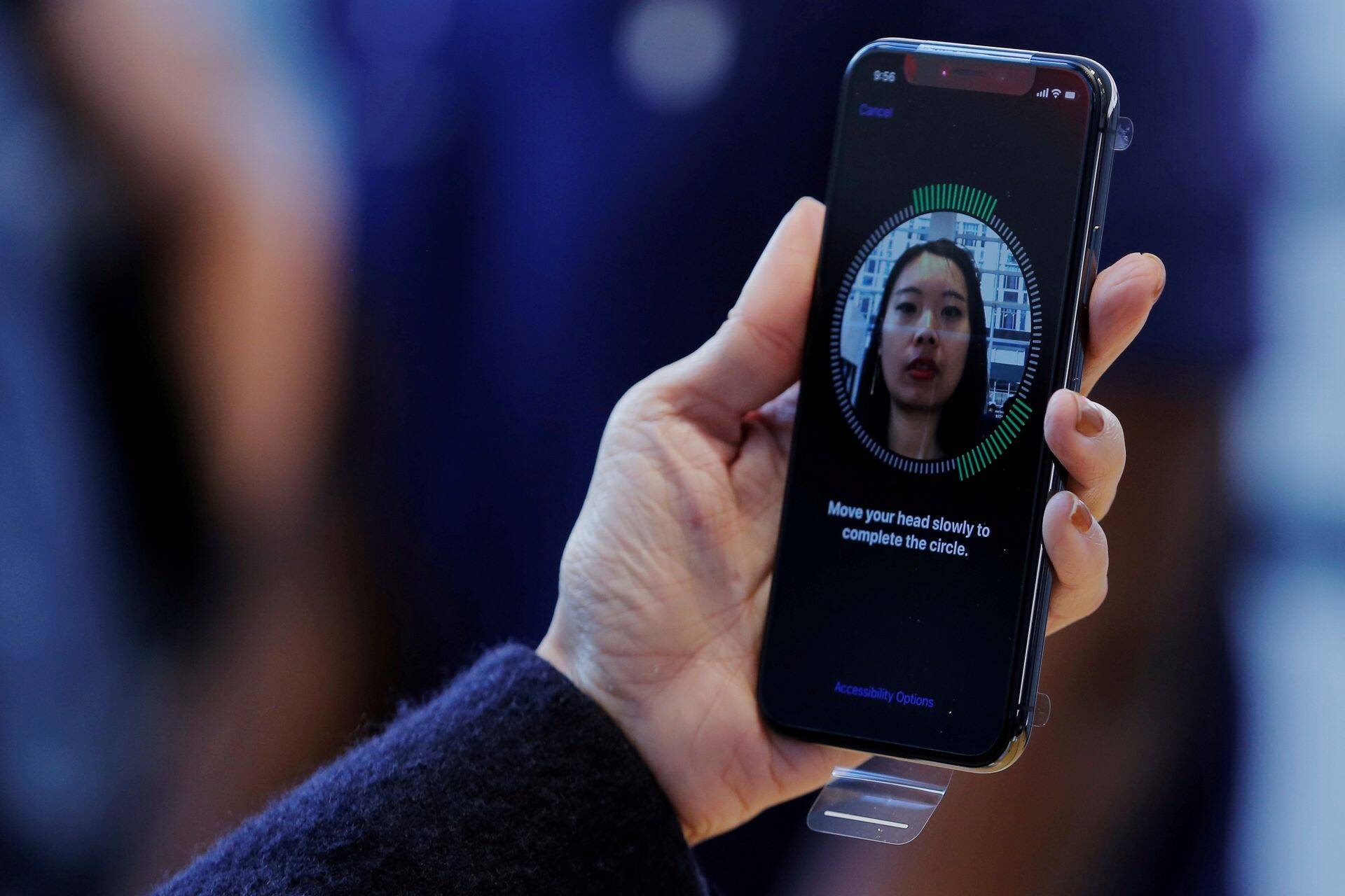 Naine teeb iPhone X mudeliga New Yorgi Apple'i poes näotuvastust.