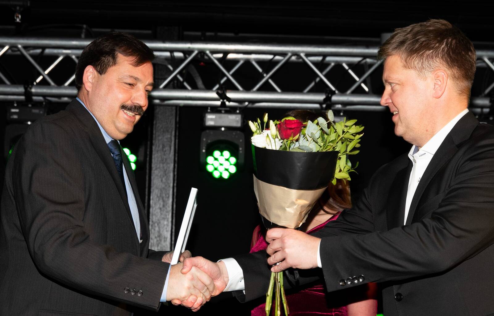 Вручение дипломов победителям ТОПа на гала-вечере Äripäev TOP100 в 2018 году. Слева направо: глава Stako Diler OÜ Геннадий Дульнев, главный редактор Äripäev Меэлис Мандель.