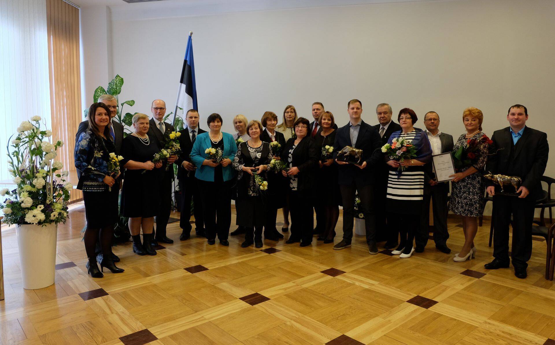 Maaeluminister andis üle ministeeriumi teenetemärgid