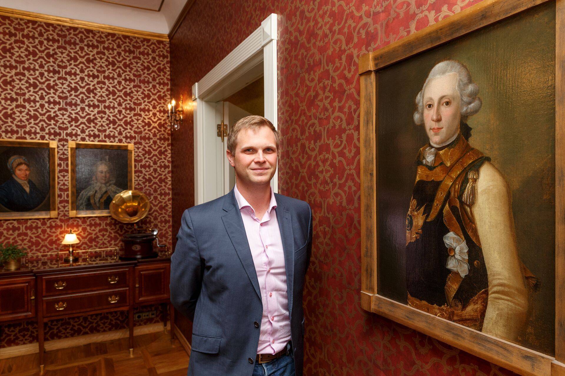 Padise mõisahärra Karl von Ramm tuli Eestisse mõisa valitsema Ameerikast. Von Rammidest ja nende mõisast saab lugeda lähemalt neljapäevasest Äripäevast.