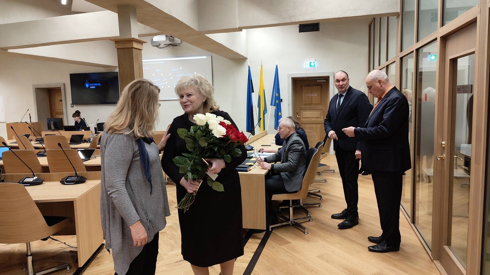 Зампреда горсобрания Наталию Умарову, а также вице-мэра Миссурме Писареву зрители заседания с цветами поздравляли с тем, что их отставки не состоялись.
