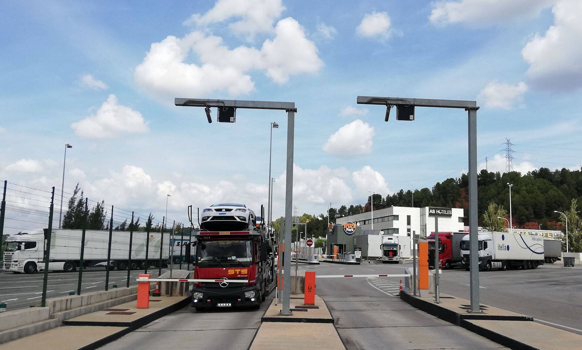 Pilootprojektina valminud uutele turvanõuetele vastavalt ümber ehitatud veokiparkla Barcelonas.