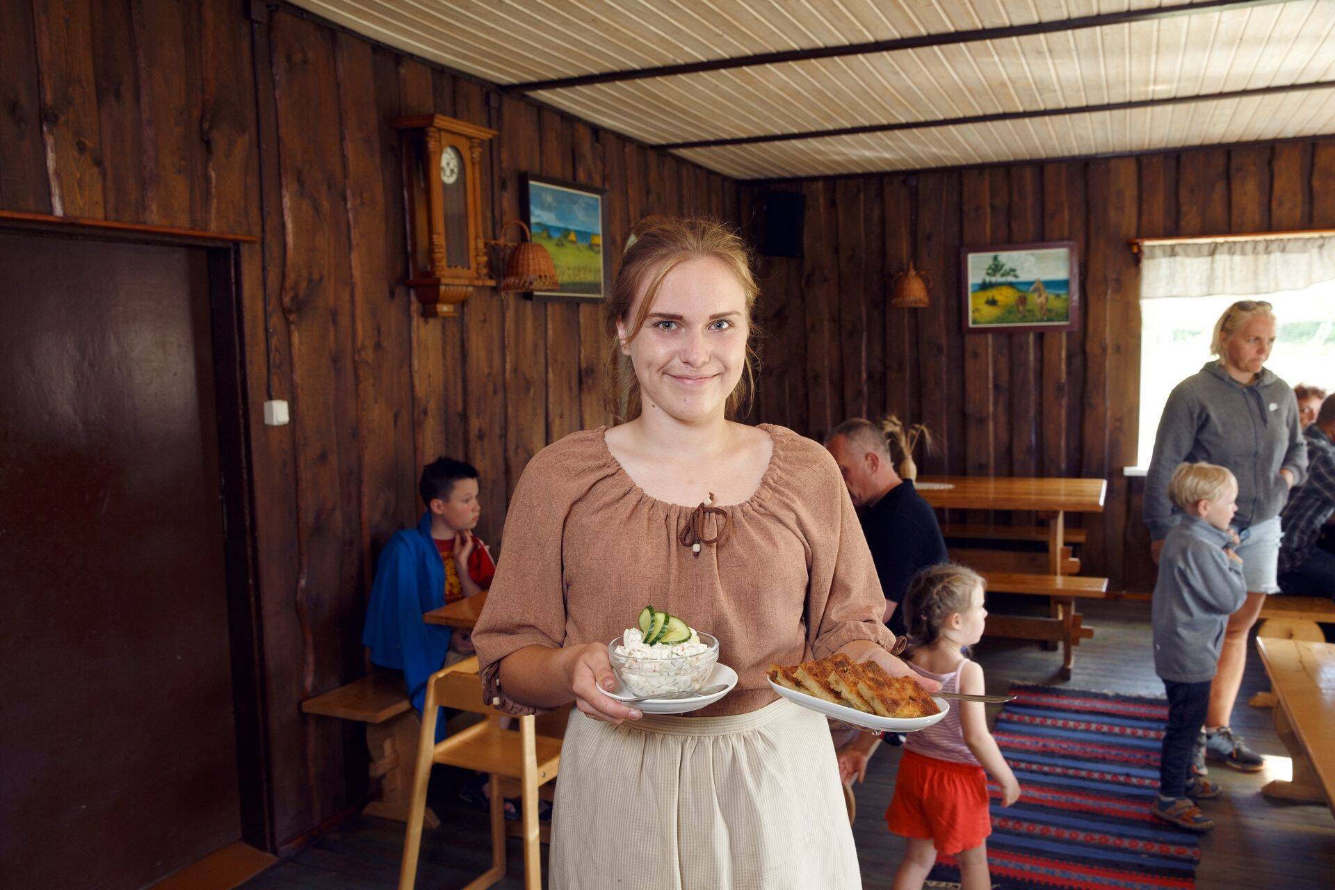 Lümanda Söögimajja jõudes on tunne, nagu oleks sattunud vanaema juubelile.