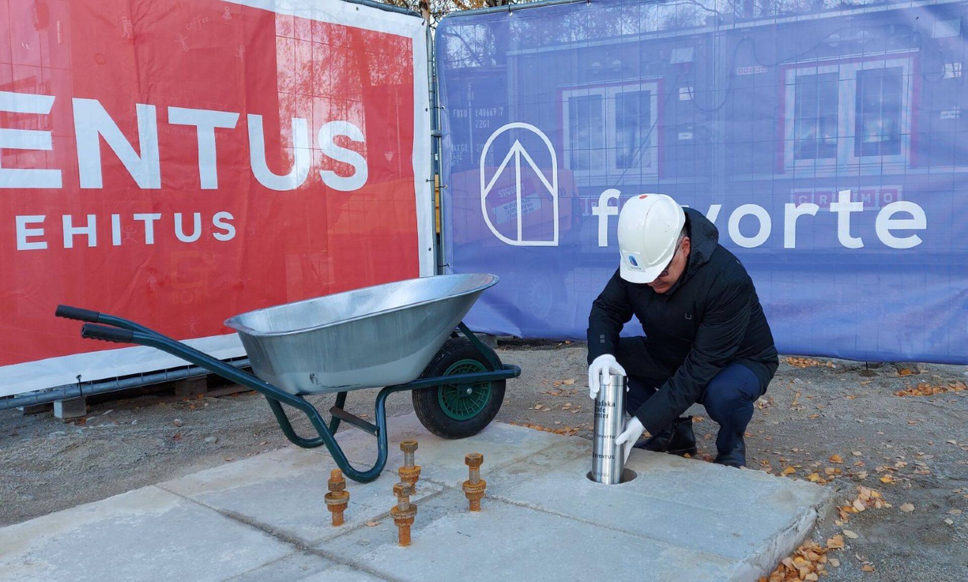 Favorte juhatuse liige Rainer Hinno ajakapslit asetamas: Foto: Favorte