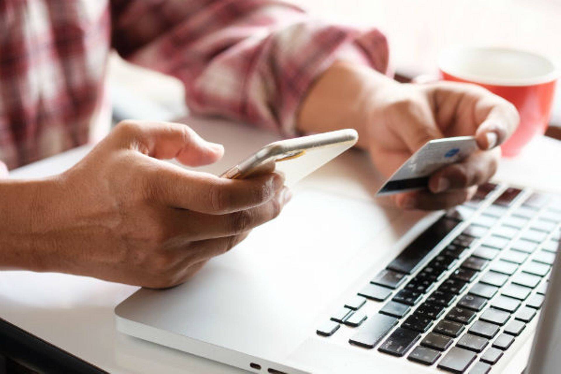 Tekib juurde võimalusi internetis ostude eest tasumiseks ja finantsseisu jälgimiseks.