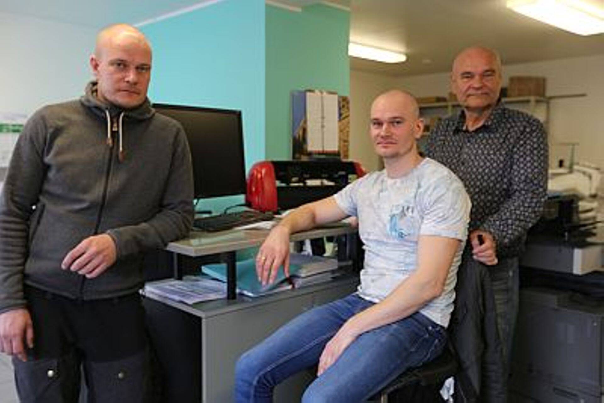Ado Tuuga, Rapla reklaami- ja kujundusfirma OÜ Adograaf tegevjuht ja omanik, Kaarel Tuuga, Indrek Tuuga