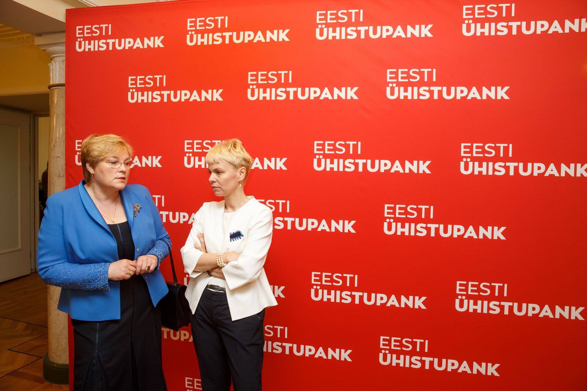 Ühistupanga asutamisega seotud ekspoliitik Ester Tuiksoo ning Ühistupanga juhatuse esimees Ülle Mathiesen.