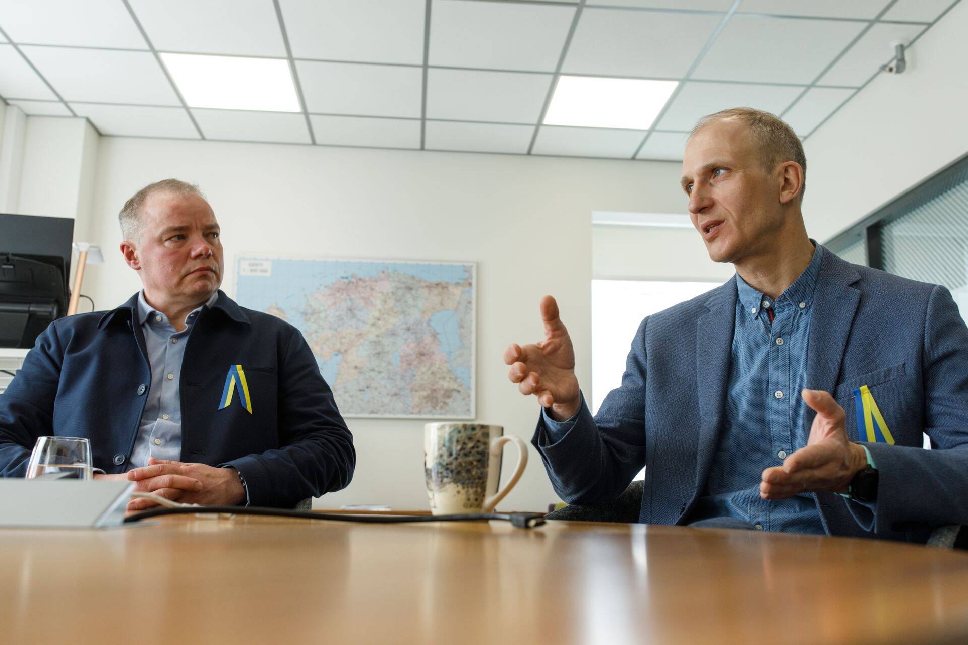 Маарйо Мяндмаа, генеральный секретарь Министерства социальных дел (слева) и Тоомас Йыгева, отвечающий за составление плана размещения беженцев.