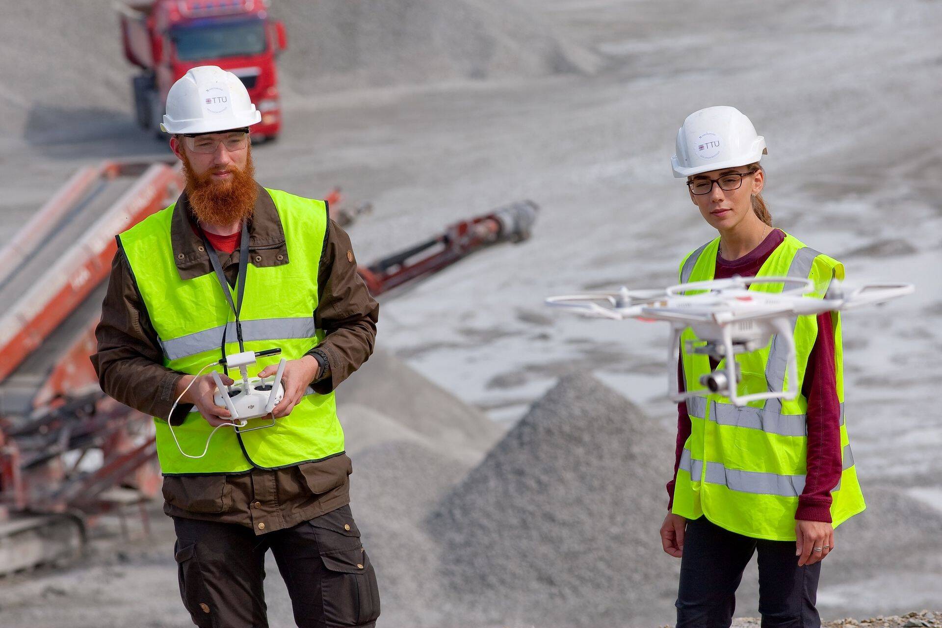 TTÜ geoloogia instituudi tudengid drooniga välitöödel.