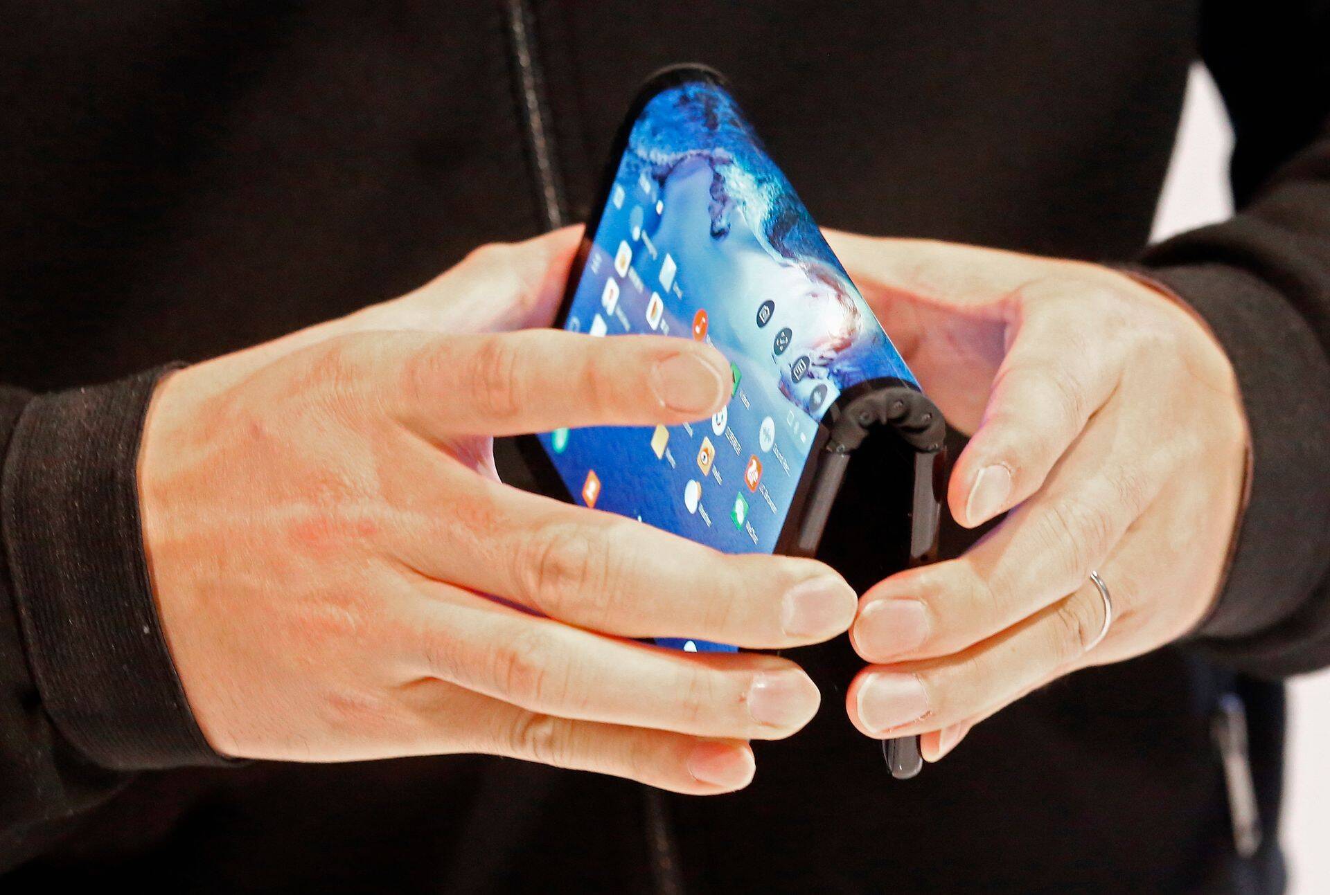 Hiina tehnoloogiafirma Royole tuli tänavusel tarbijaelektroonikamessil välja volditava telefoniga.