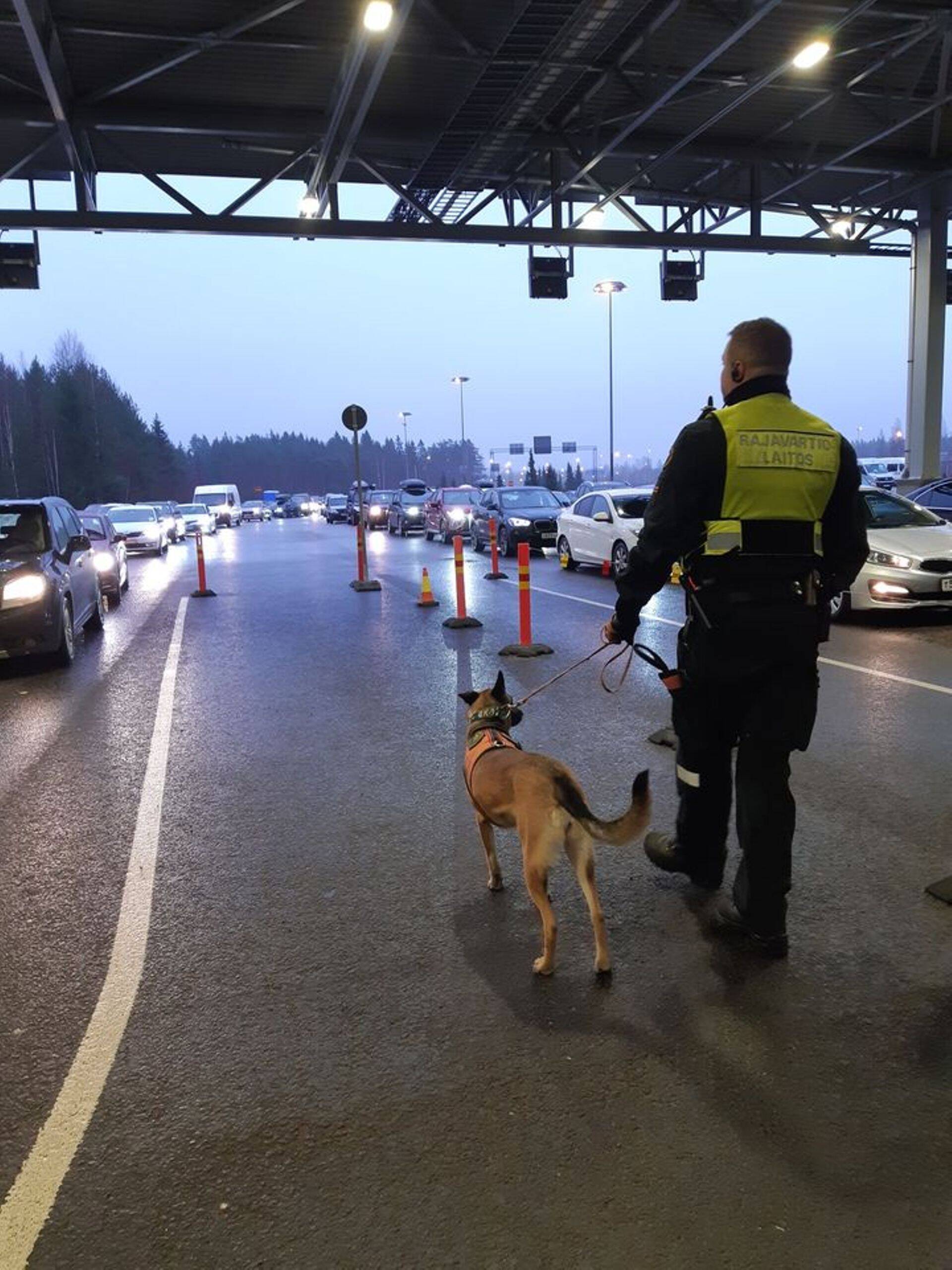 Mulluste jõulude aegne Vene turistide autode järjekord Soome piiril.