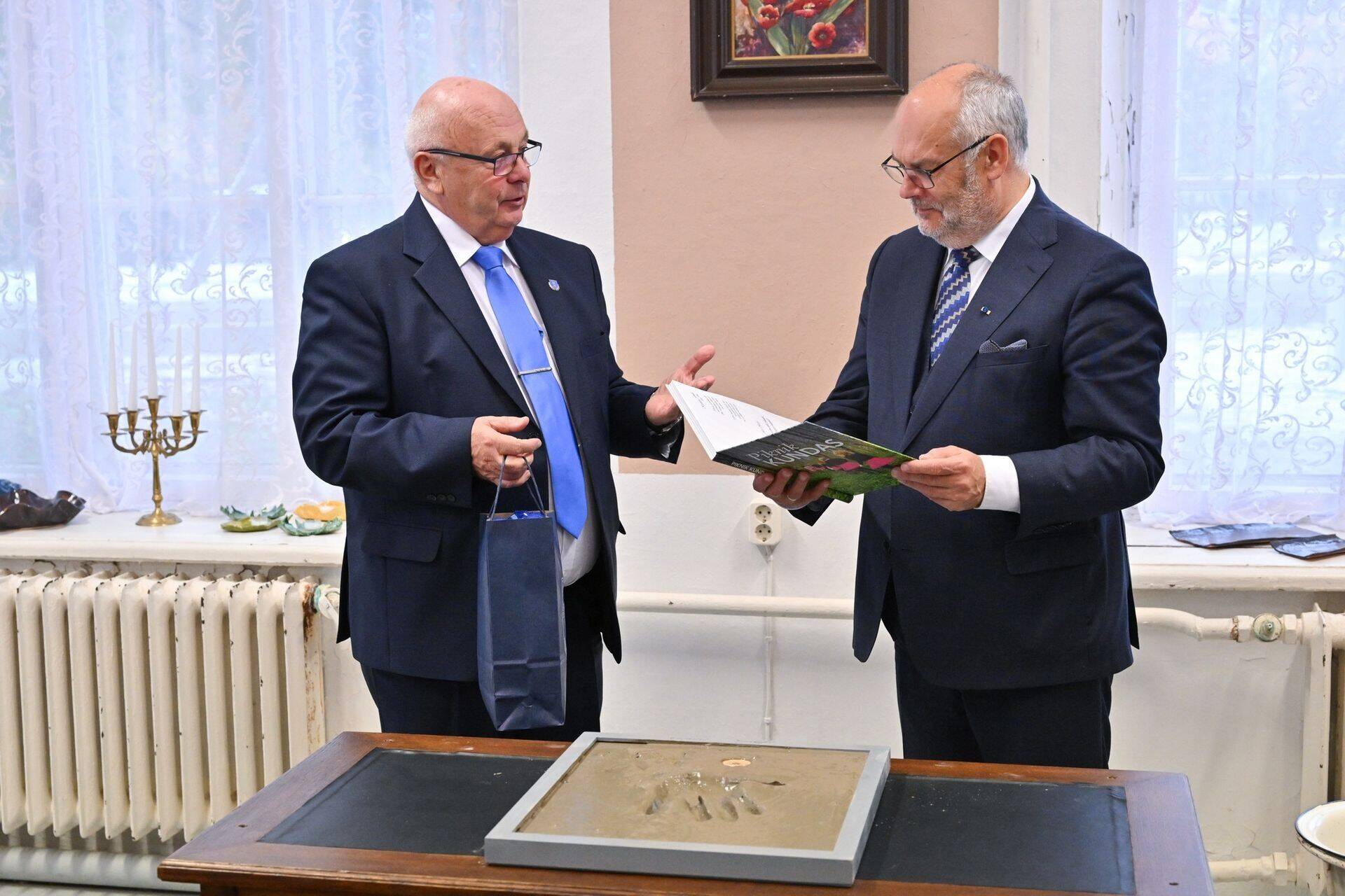 Viru-Nigula vallavanem Einar Vallbaum ja Eesti president Alar Karis presidendi külaskäigul Kundas.