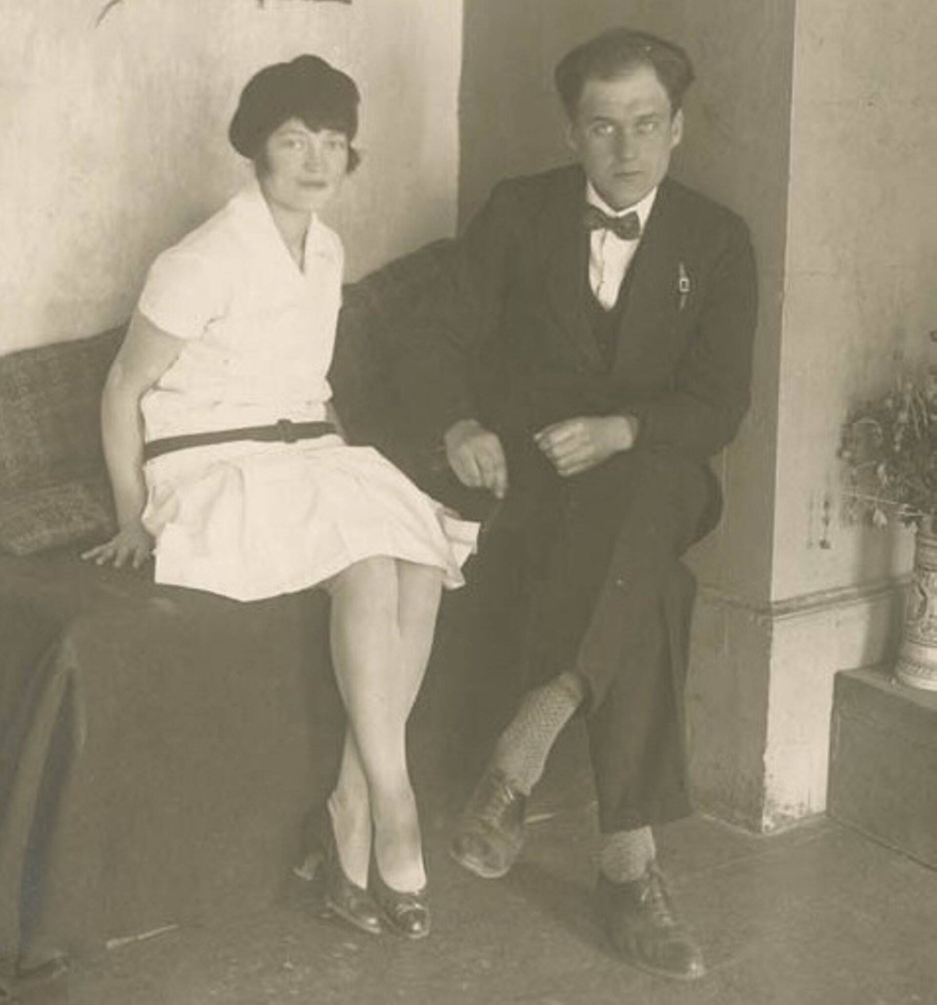 Sellel fotol on Ardo Sivadi jäädvustatud koos kunstnik Aino Bachiga.