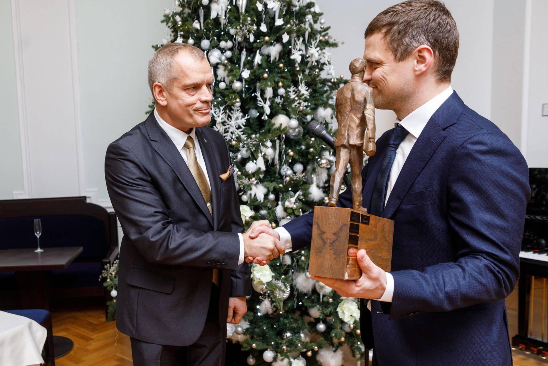 Direkorite klubi president Sven Pertens andis rändauhinna üle Ensto Enseki tegevjuhile Kaarel Suugile.