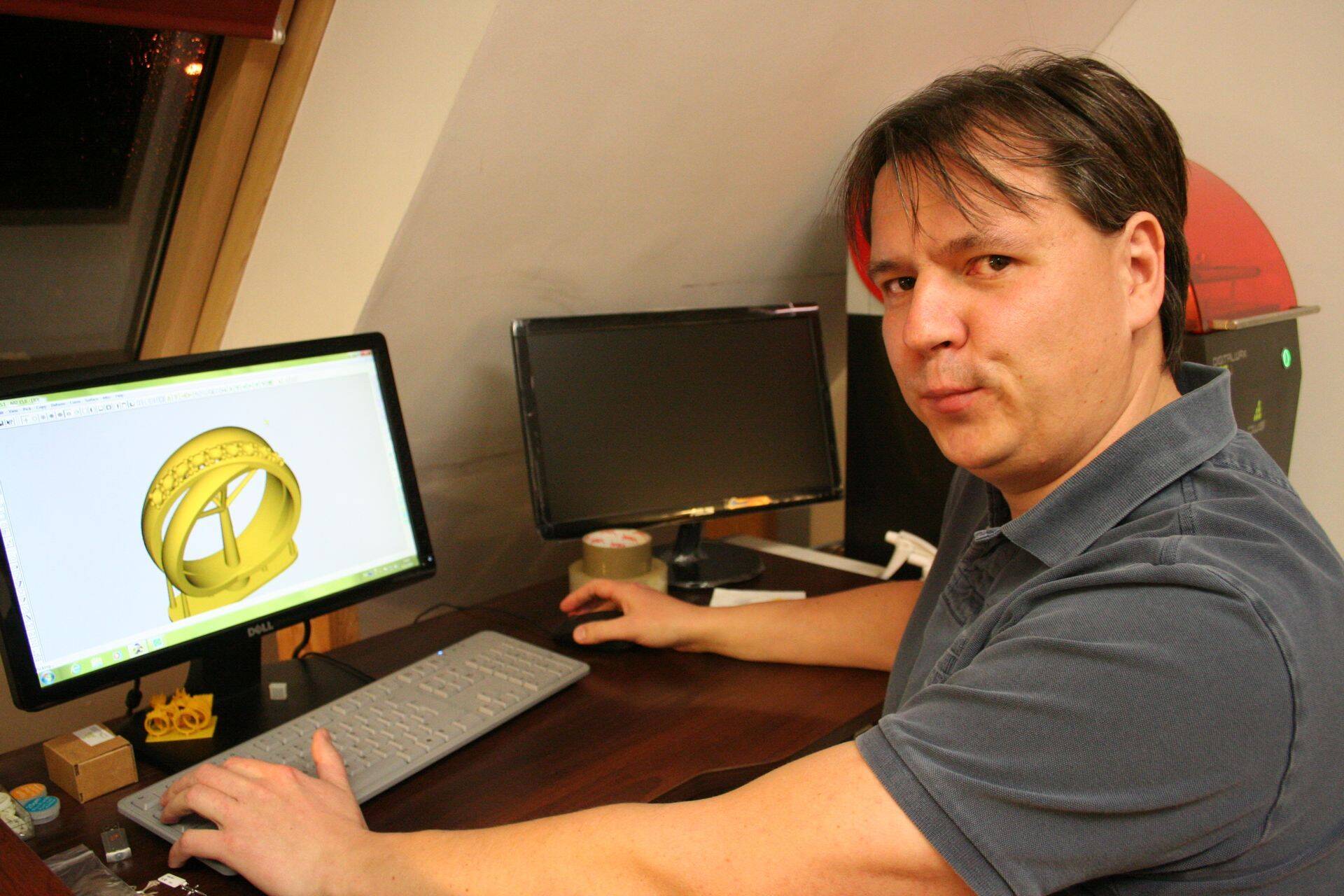 Kullassepp Riho Nõmmoja näitab kihlasõrmuse 3D-kavandit.