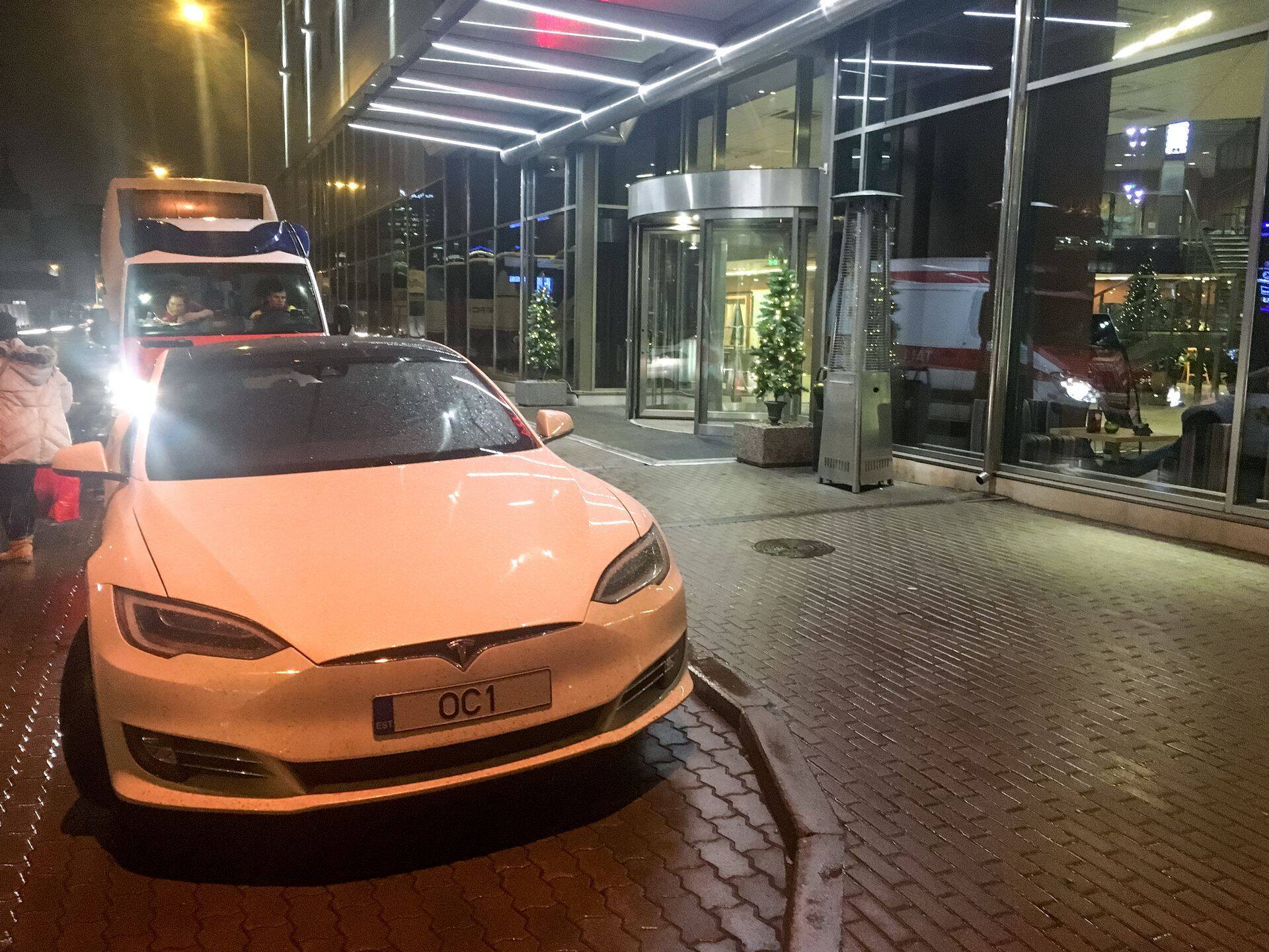 Kohe on algamas OneCoini üritus - edeva Teslaga saabunud esineja on juba platsis.