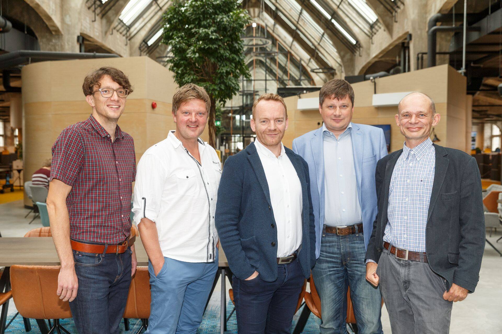 Äripäeva hommikuprogrammi saatejuhid (vasakult) Harry Tuul, Meelis Mandel, Priit Jõgi, Aivar Hundimägi ja Igor Rõtov.