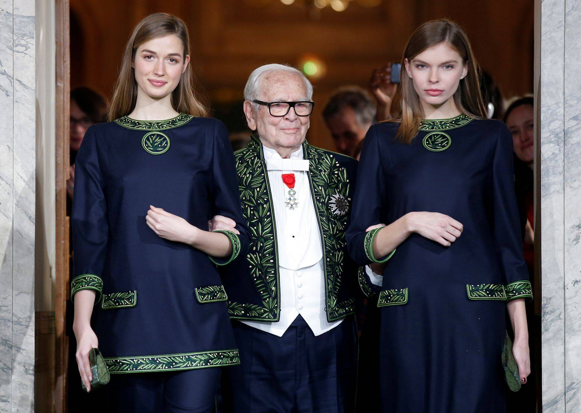 Pierre Cardin koos modellidega oma karjääri kokku võtval moesõul tänavu novembris.