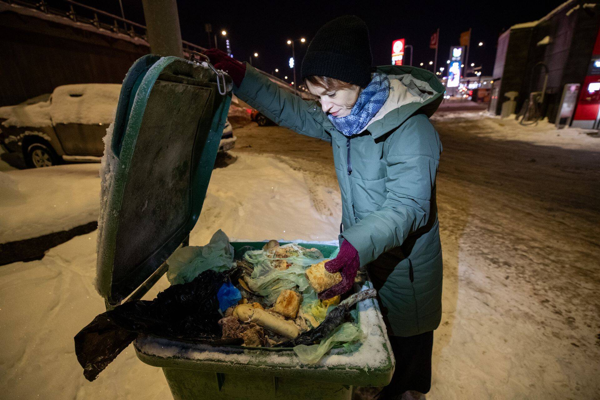 Äripäeva ajakirjanik Polina Volkova ja fotoajakirjanik Liis Treimann tõstsid mitmete prügikastide kaasi, et jõuda selgusele, kuidas elatuvad inimesed, kes sõltuvad toidupoodide jäätmetest.