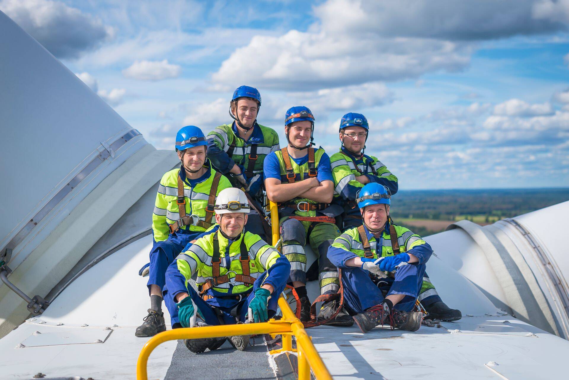 Tanel Kutsar (esimeses reas vasakul) koos kolleegidega maa ja taeva vahel.