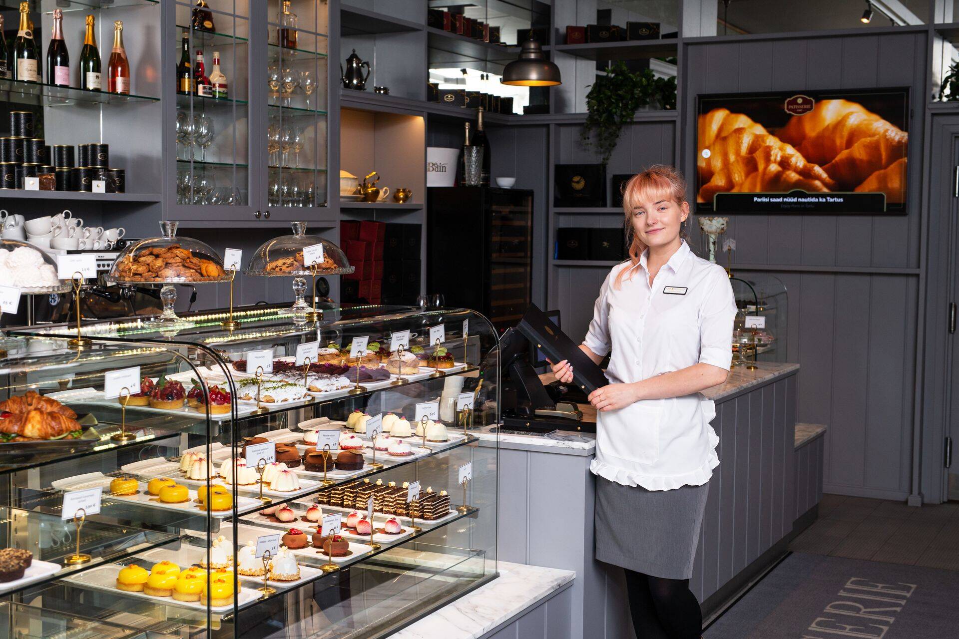 GMP Patisserie ettekandjad oma valgete pluuside ja põllekestega pärineksid justkui ajast enne meid.