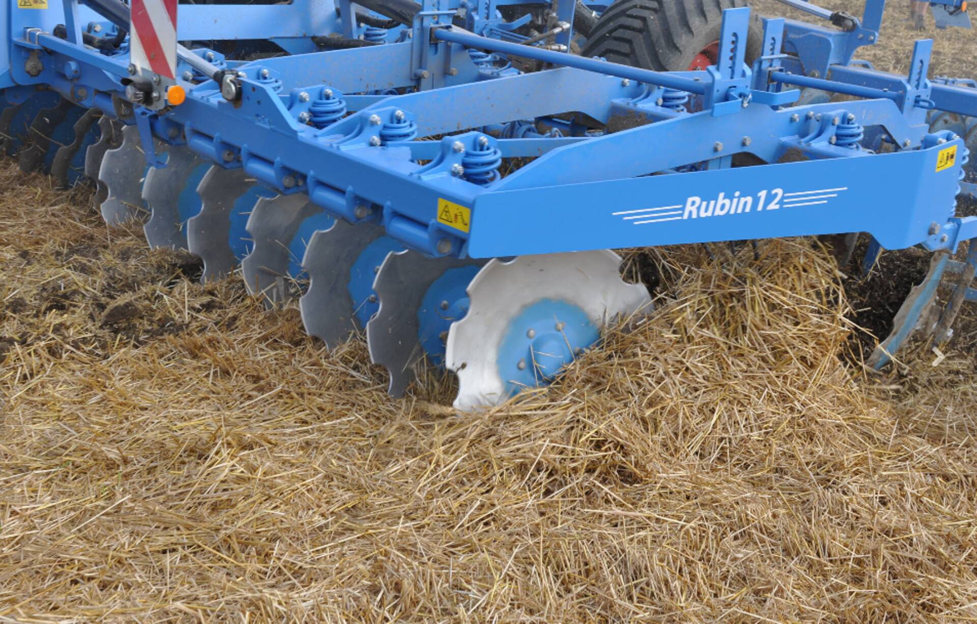 Abi saab kasutades ketaskultivaatorit Rubin 12