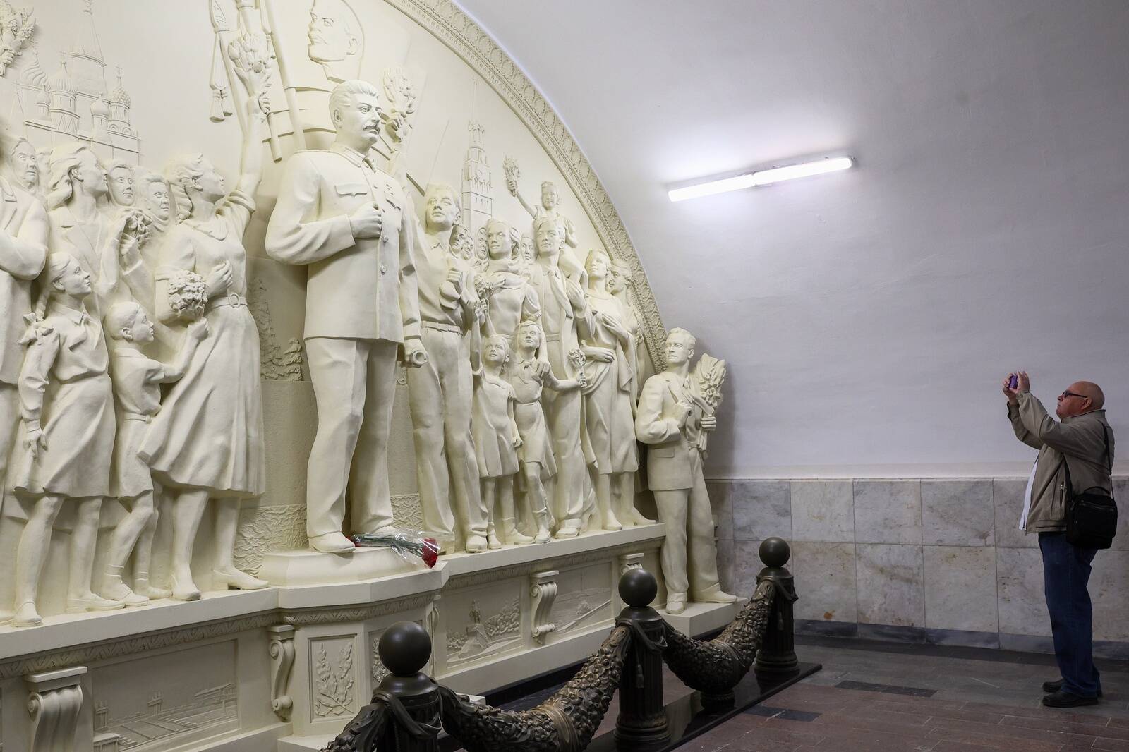 Moskva metroos taasavati Stalini monument