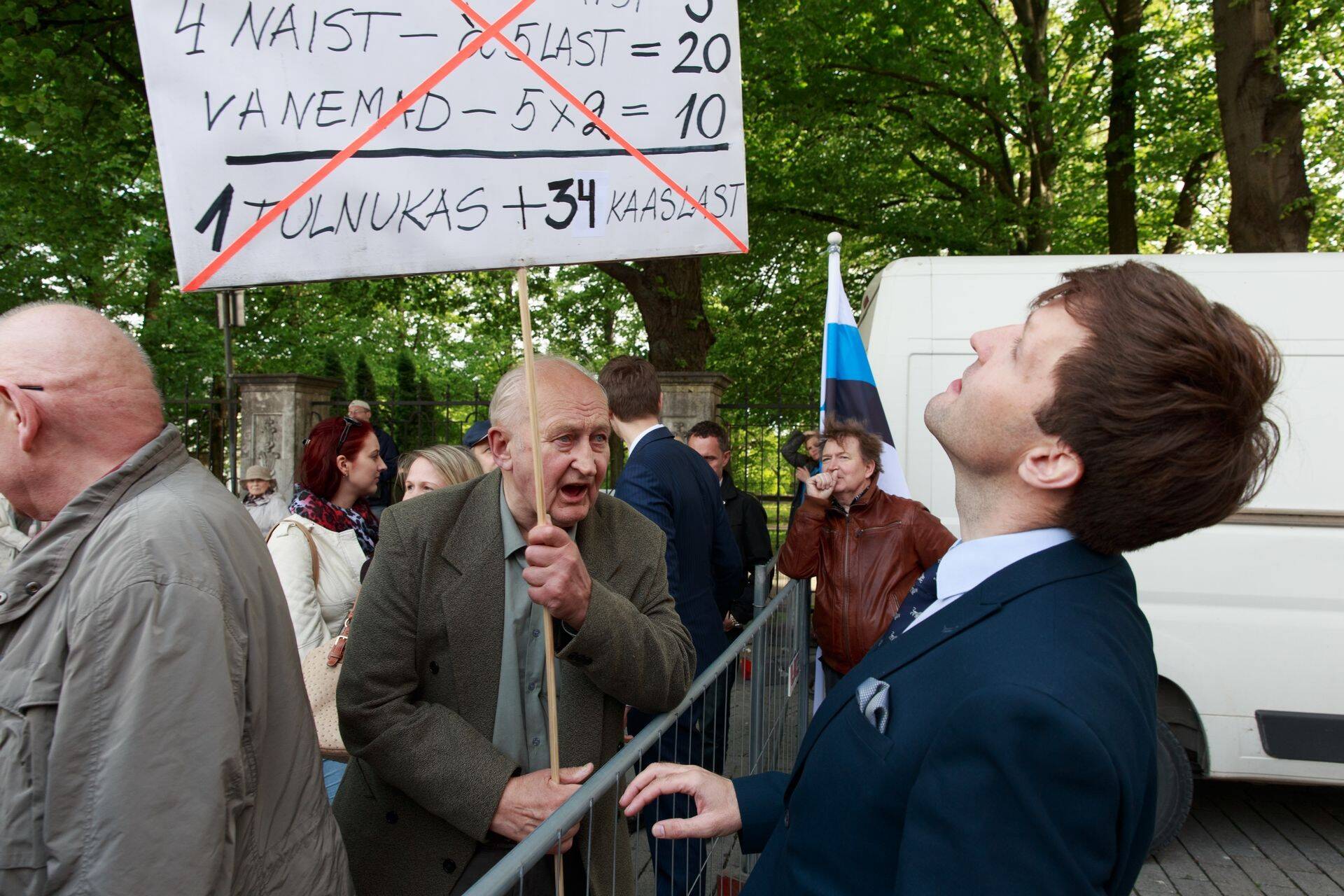 Martin Helme 2015. aastal EKRE eestvedamisel toimunud protestil Toompea lossi ees, kus avaldati meelt pagulaste massimmigratsiooni vastu.