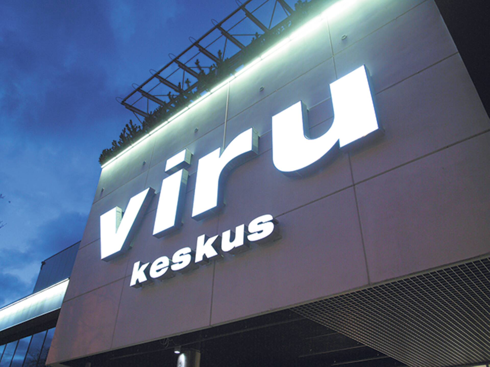 Viru Keskuse fassaadil LED valgustähed.