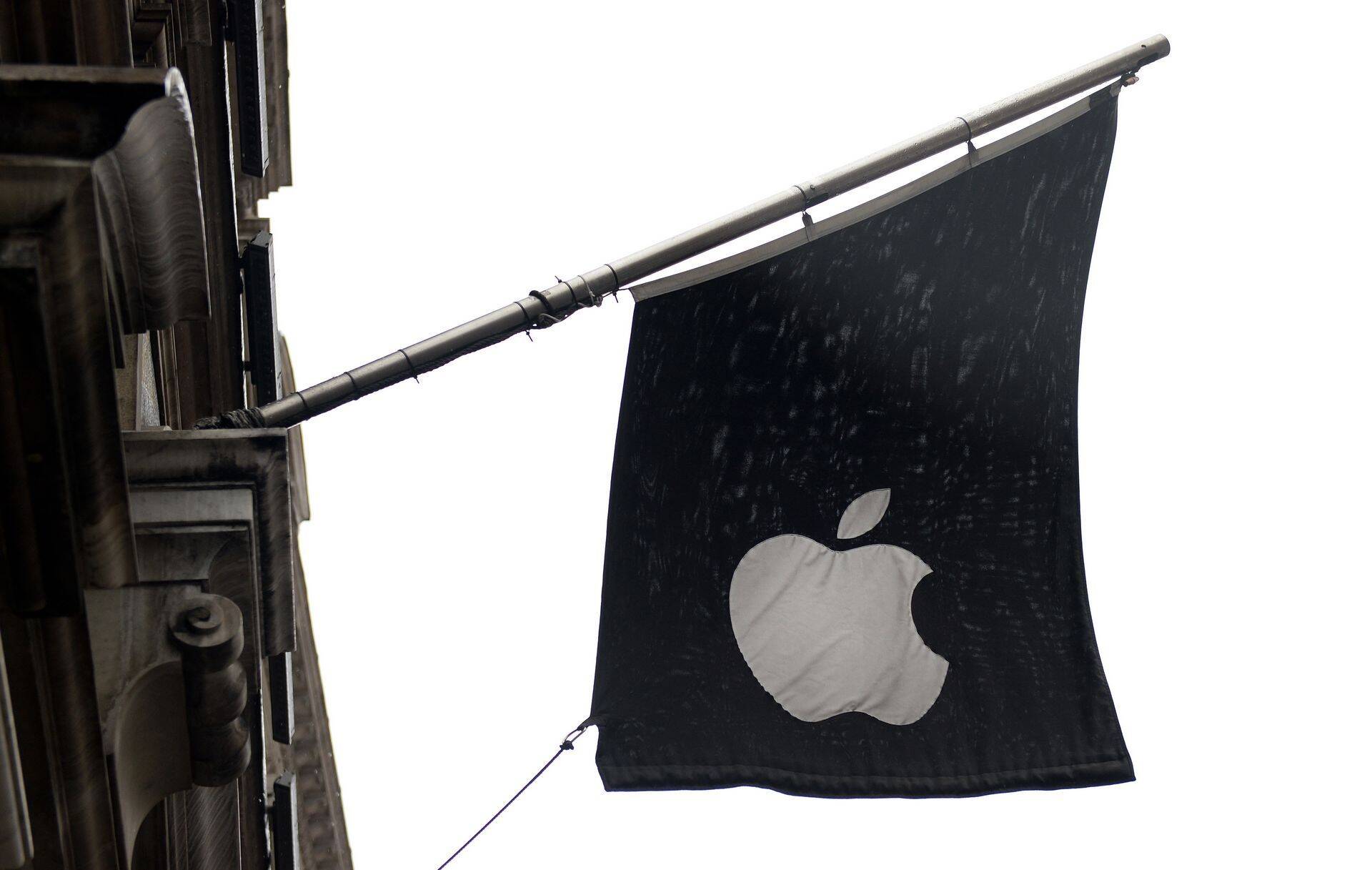 Apple'i lipp lehvimas Londoni poe ees