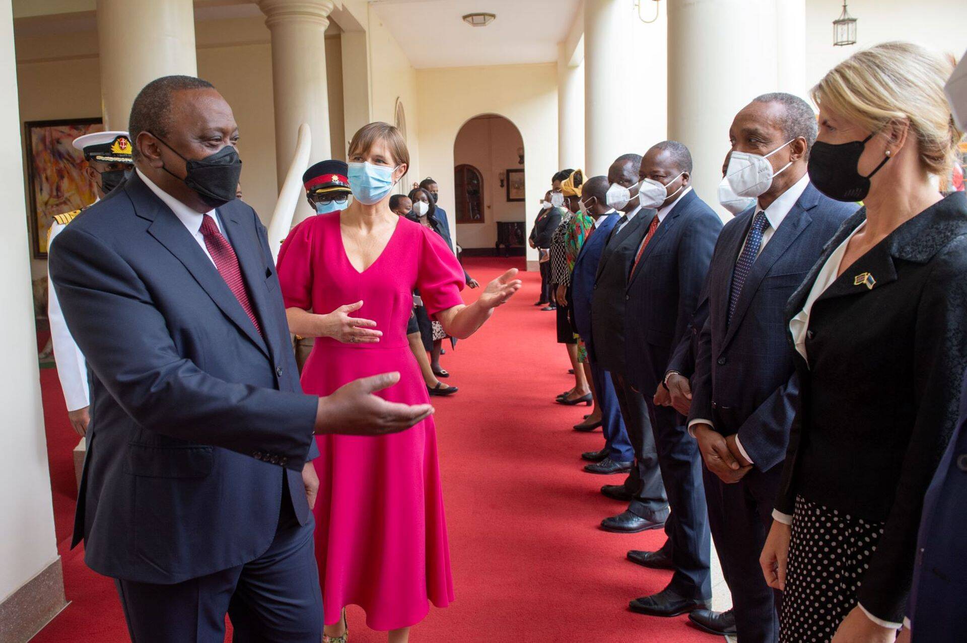 Eesti ja Keenia riigipead Kersti Kaljulaid ja Uhuru Kenyatta delegatsiooniga tutvumas.
