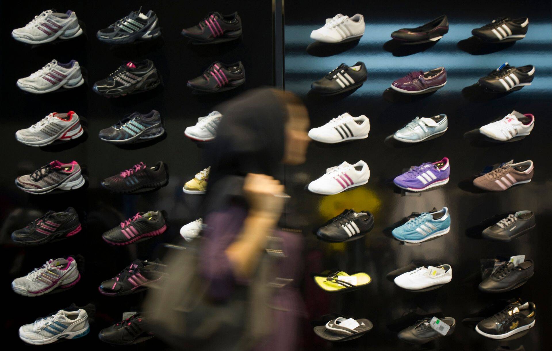 Adidase pood Teheranis. Spordijalatsitega on nagu aktsiategagi: millist valida pikaks, millist lühikeseks hoidmiseks?