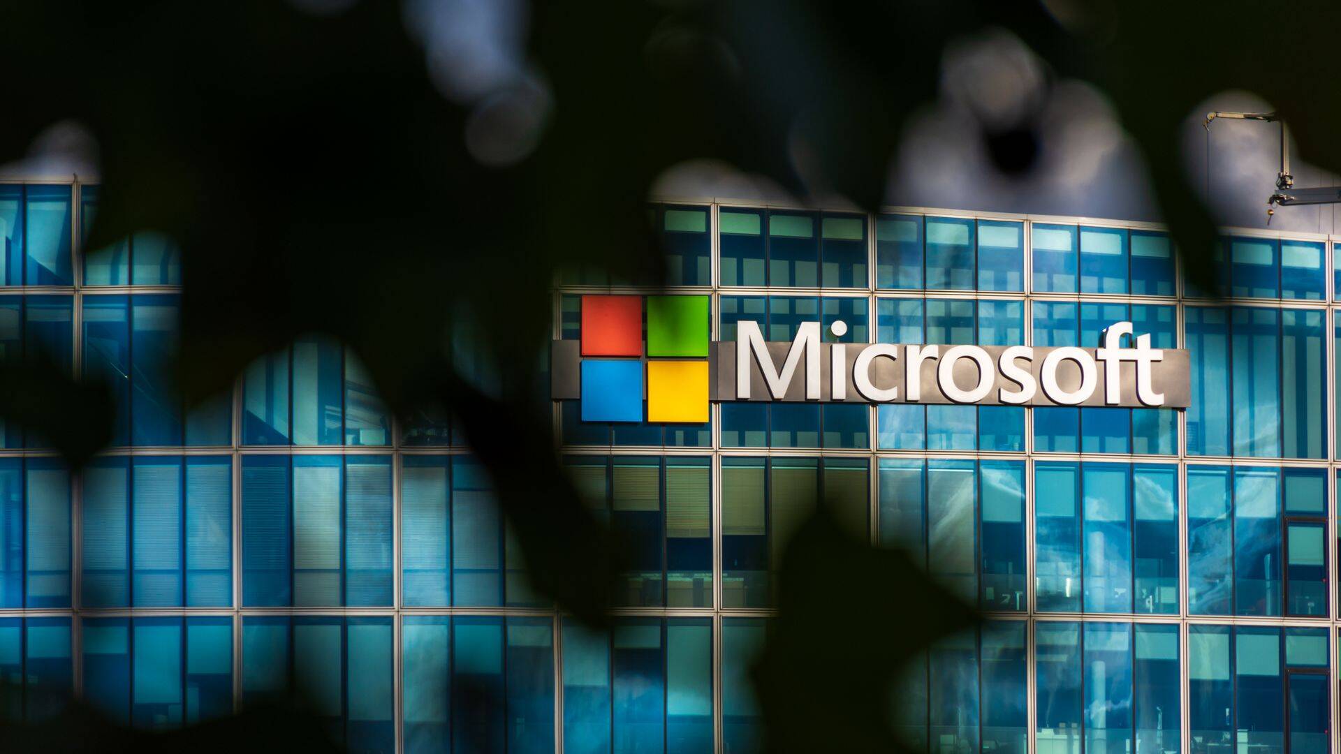 Общий оборот Microsoft вырос на 12% до 51,87 миллиарда долларов. По данным Refinitiv, аналитики ожидали оборот в размере 52,44 млрд долларов.
