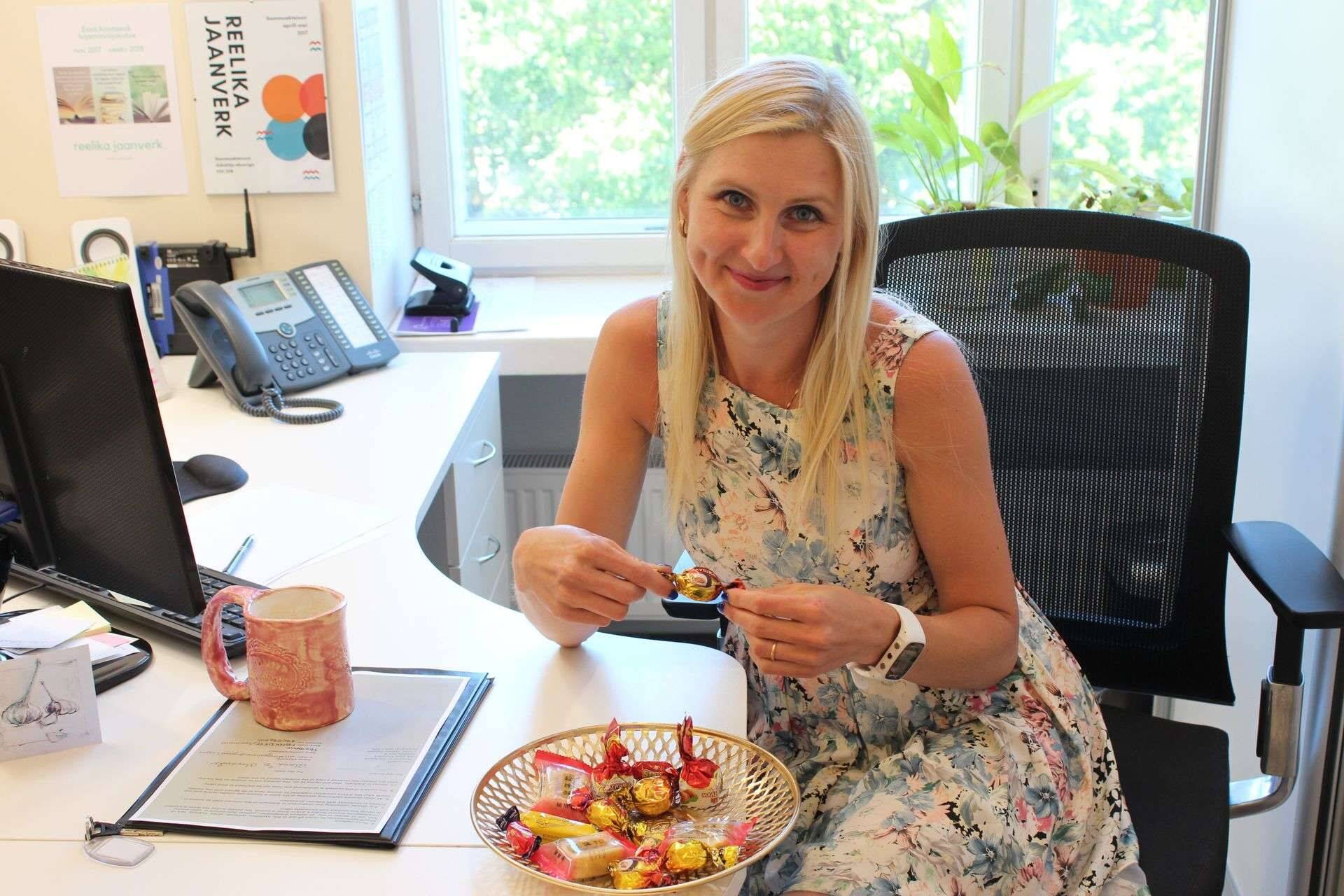 Tänavu Eesti parimaks sekretäriks valitud Reelika Jaanverki juurde tullakse aeg-ajalt küsimusega: “Reelika, kas sul seal maagilises sahtlis midagi head on?” Kolleegid juba teavad, et üks lauasahtel on Reelikal ainult magusa jaoks.