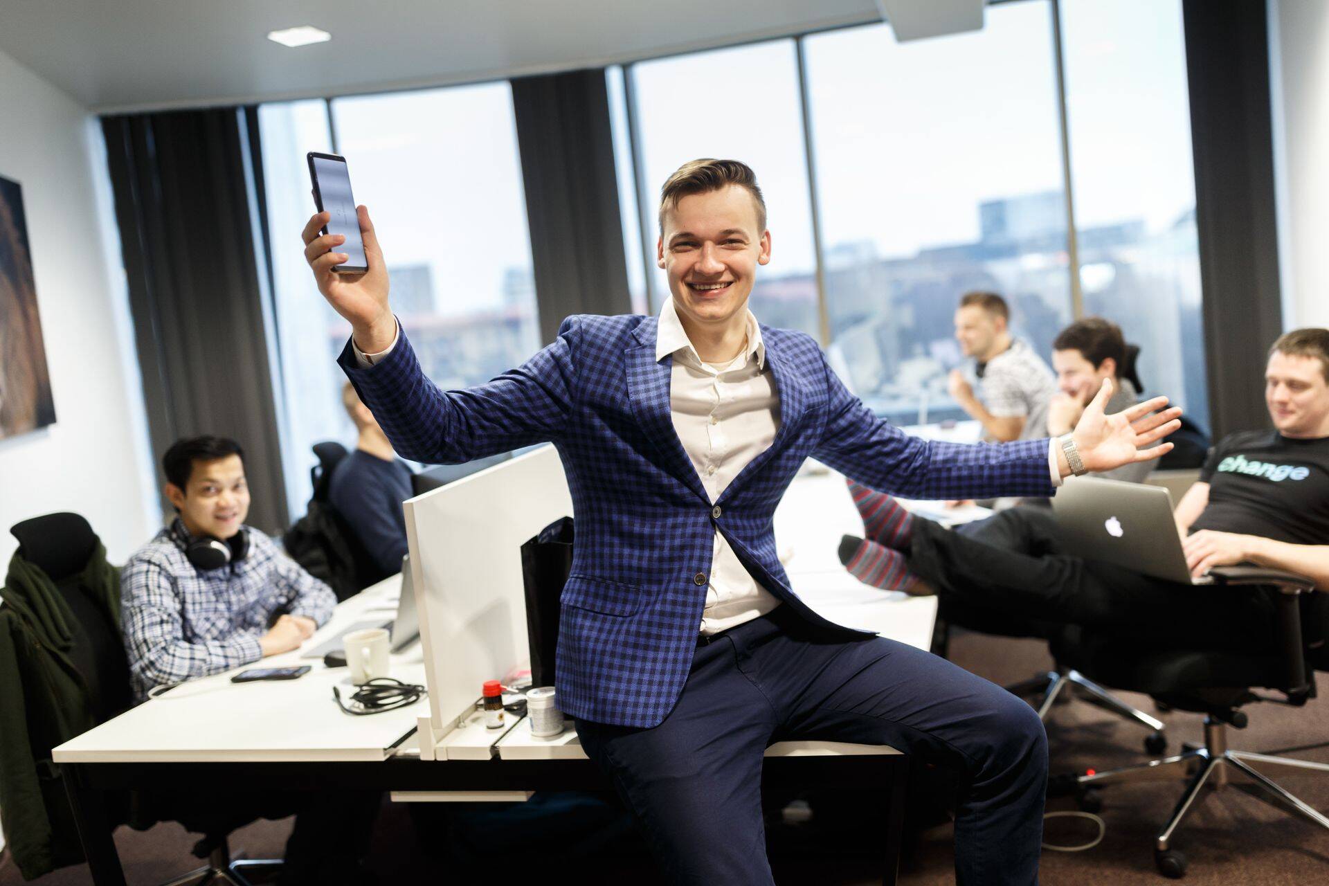 Change'i asutaja Kristjan Kangro (foto esiplaanil) annab veebruaris tegevjuhi ülesanded Marek Pajussaarele.