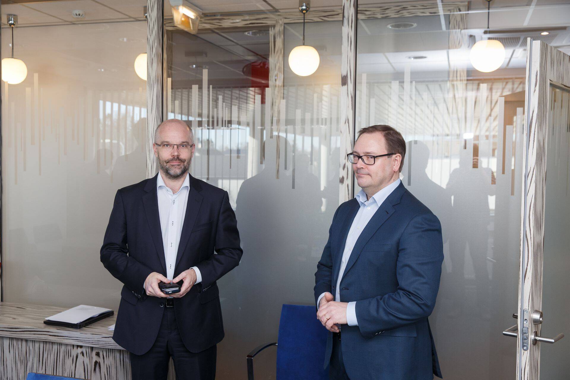 Elisa Eesti tegevjuht Sami Seppänen ja Elisa Oyi juht Veli-Matti Mattila.