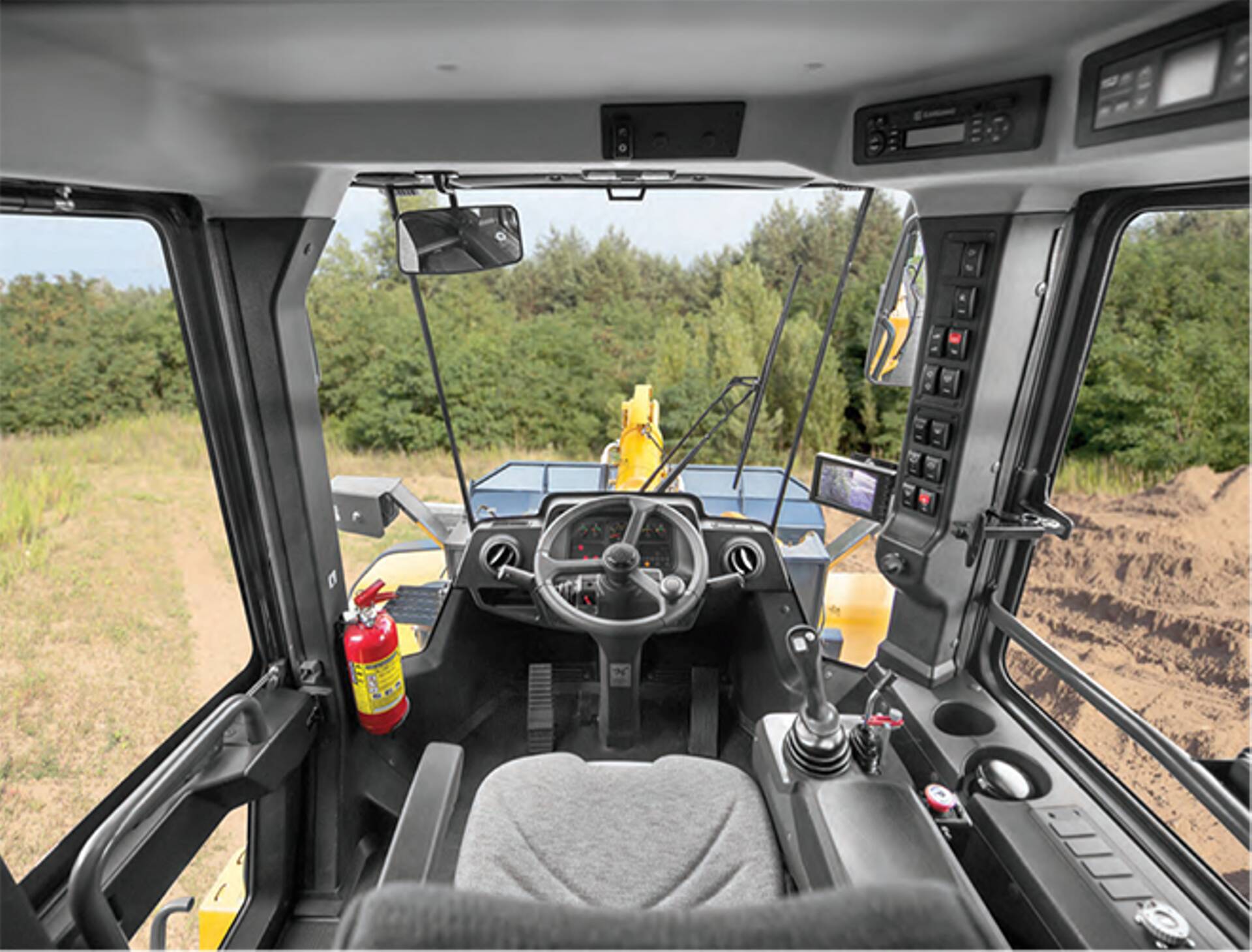 Kabiini sisustuse hulka kuuluvad ruumikas panipaik, soojendusega tahavaatepeeglid, panoraamvaatega esiklaas, USB/ MP3-raadio ning LCD-monitoriga tahavaatekaamera.