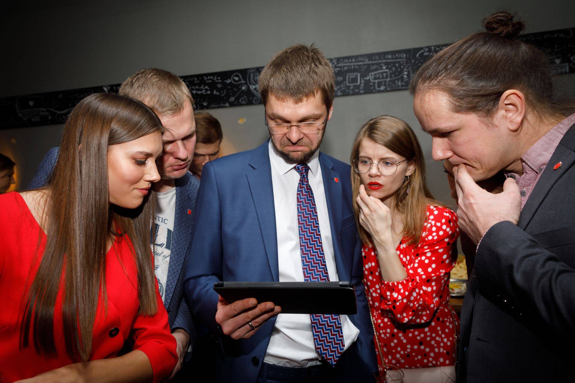 SDE esimehe Jevgeni Ossinovski (keskel) sõnul on valimiste järgne aeg tavatult segane ja olukord muutub iga tunniga.