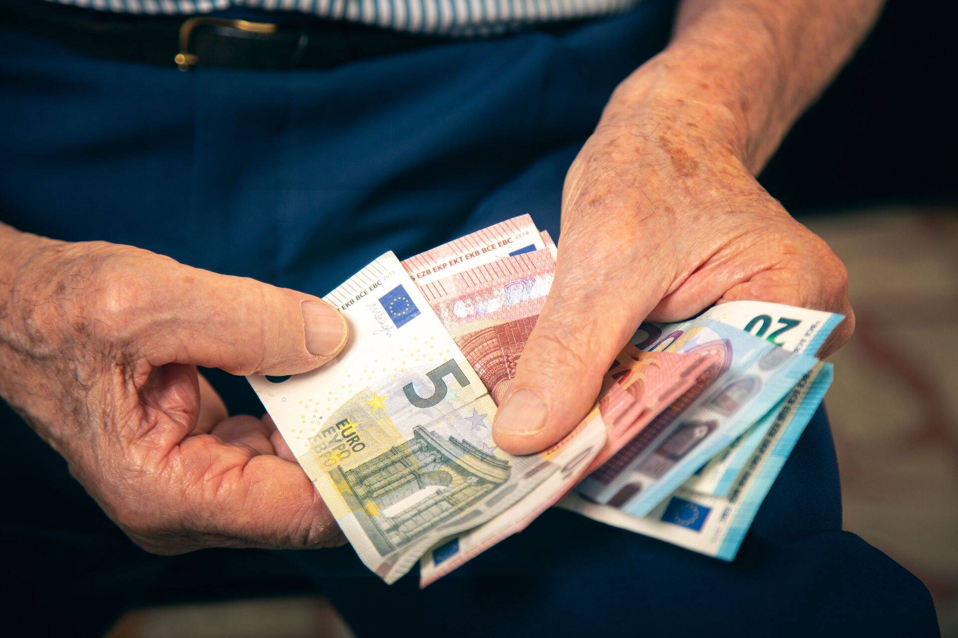 Право на получение прожиточного пособия имеют те, у кого после вычета расходов на жилье из дохода остается денежная сумма меньше прожиточного минимума. Фото иллюстративное.