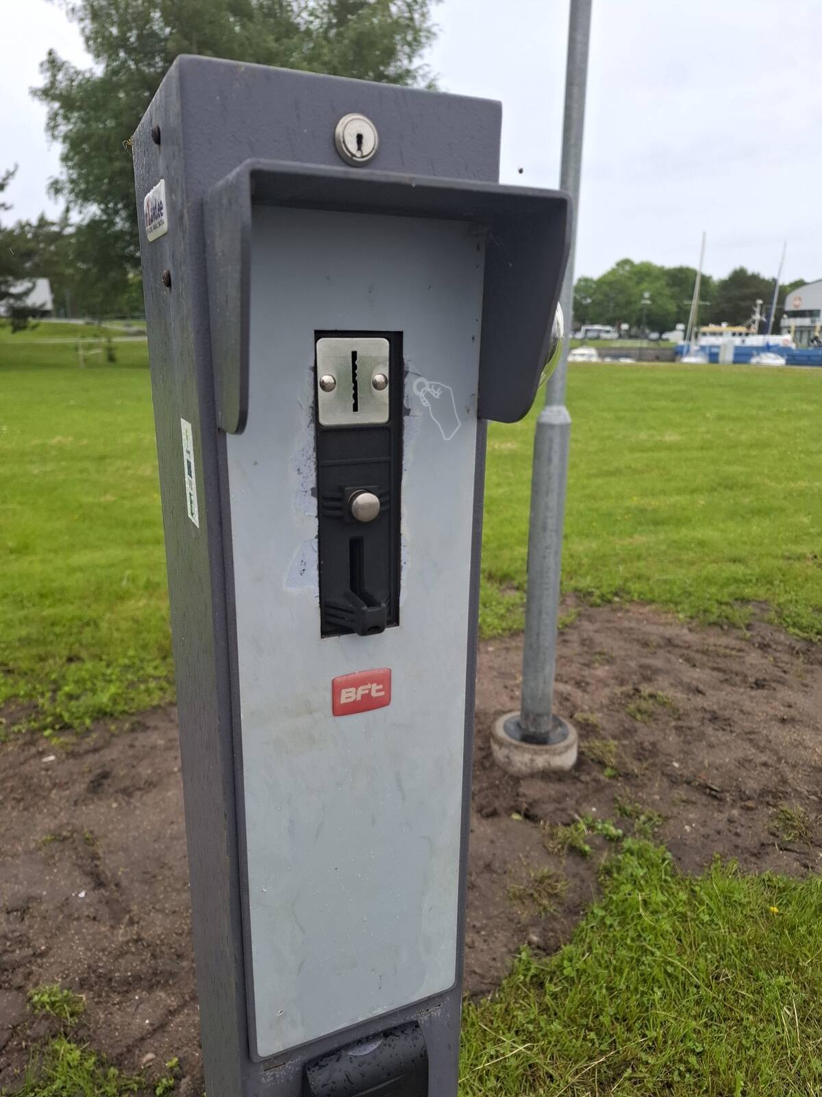 Automaat, mis enam žetoone ei söö. Kel žetoone varasemast auto kindlalaekasse varutud, võivad nendega nüüd lutsu visata.