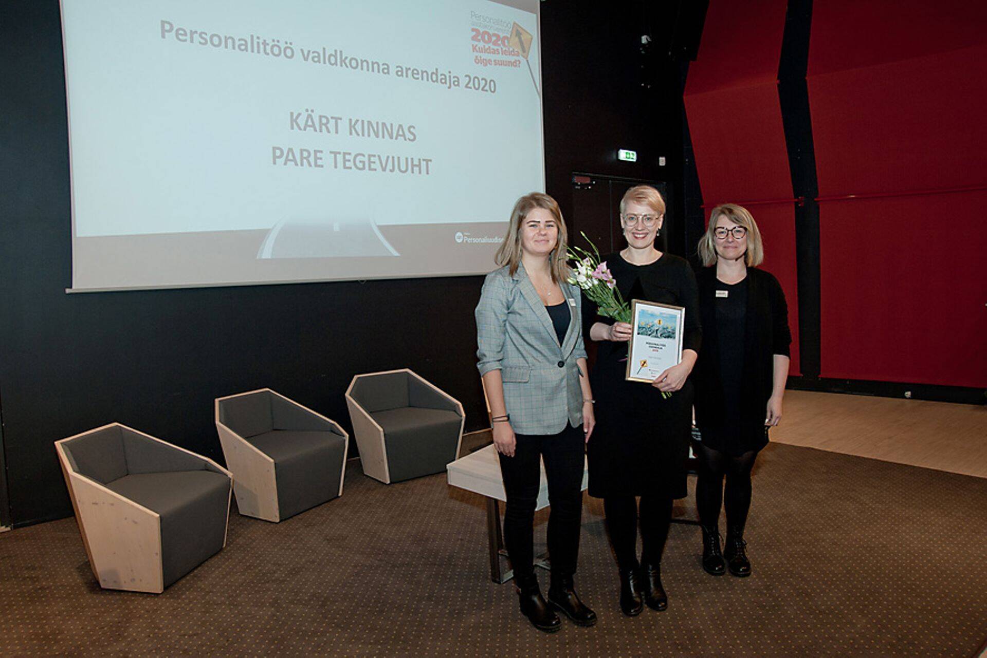 Personalitöö edendaja konkursi võitis 2020. aastal PARE tegevjuht Kärt Kinnas (keskel). Paremal konverentsi moderaator ja Modularbanki personalijuht Sirli Spelman, vasakul Personaliuudised.ee juht Kai Miller.