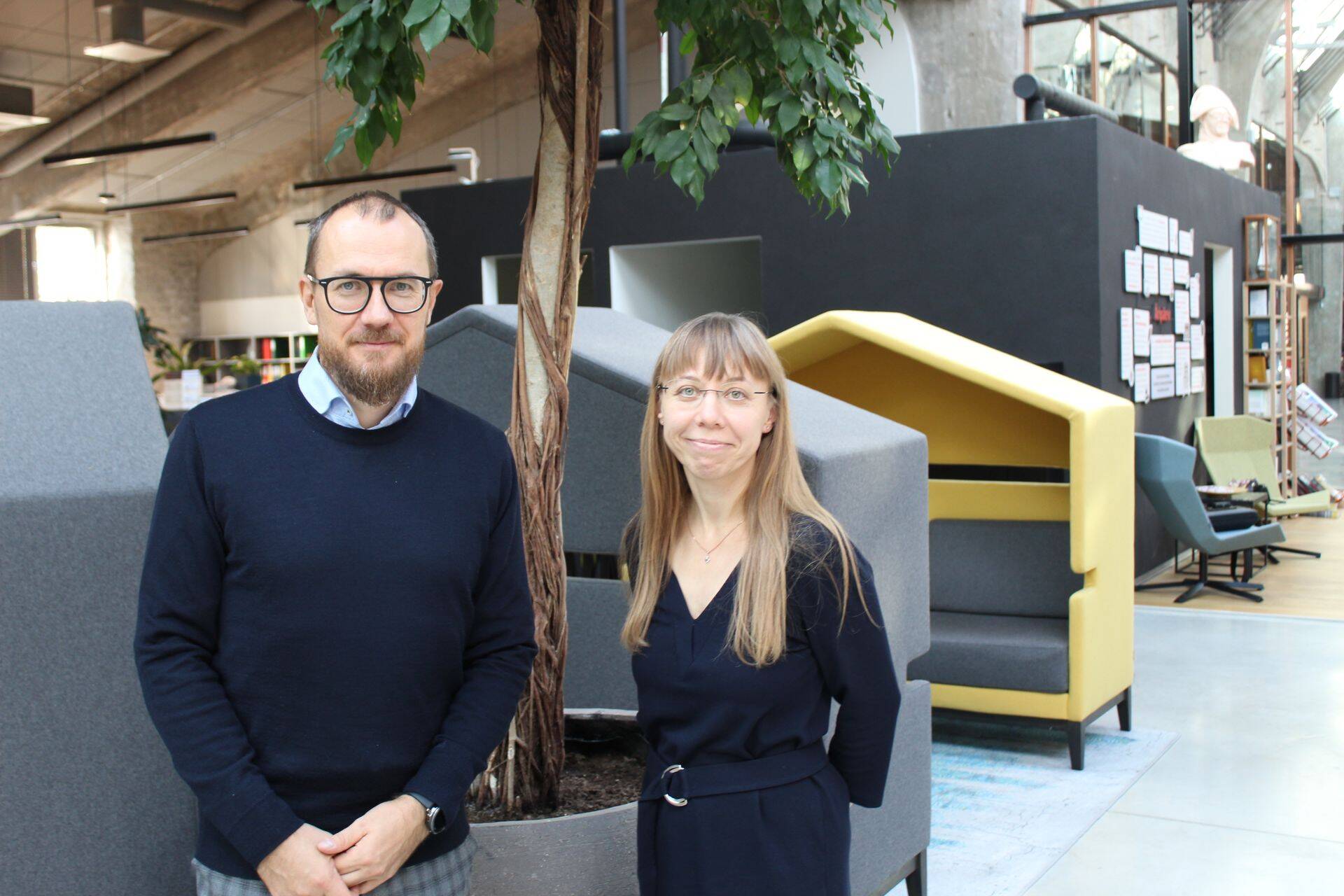 Vasakul konkurentsiõiguse advokaat Tanel Kalaus ja paremal Katrin Tasa konkurentsiameti järelevalveosakonnast.