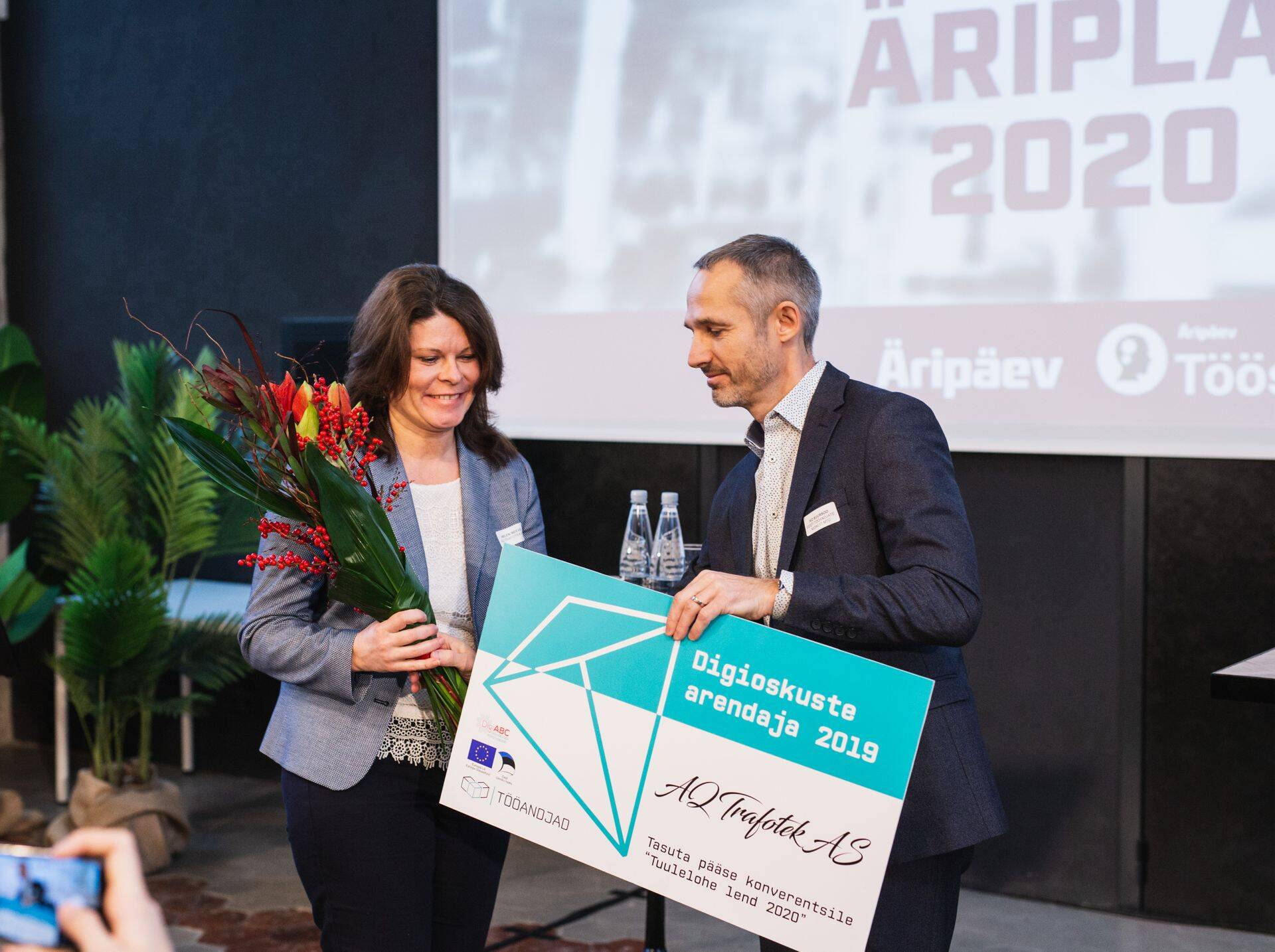 AQ Trafoteki personalijuht Helen Neeve ja tööandjate keskliidu asepresident Ivo Suursoo Tööstuse äriplaani konverentsil digioskuste arendaja tiitli üleandmisel.