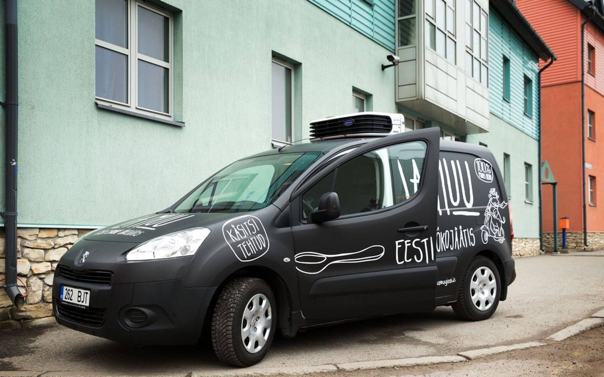 Jäätisefirma La Muu pani reklaamkleebised autole, mis aitab lisaks transpordivõimalusele muuta sõiduki ka reklaamivahendiks.