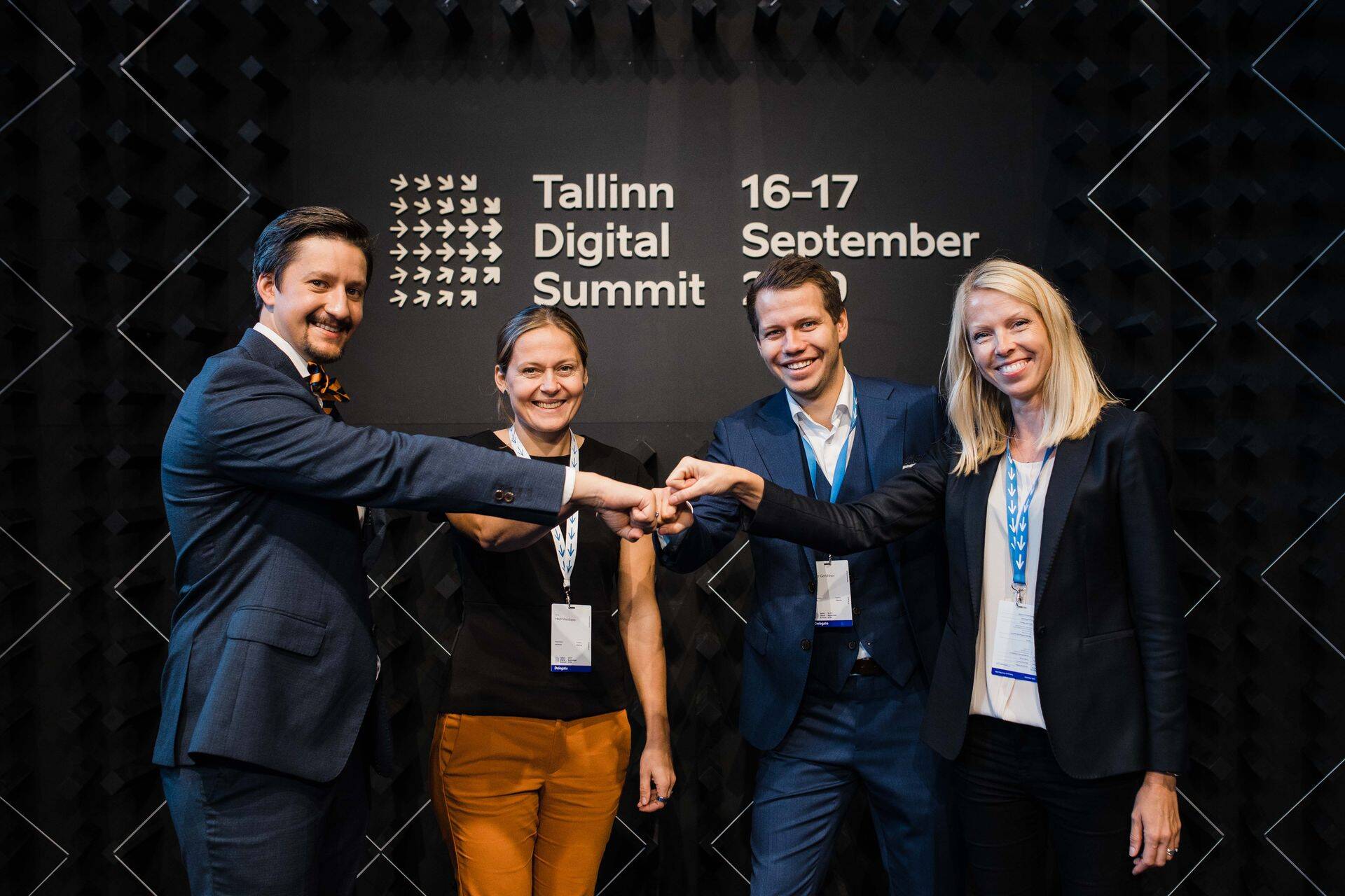 Lepingu sõlmimine Tallinna digitippkohtumisel: Luukas Ilves (Guardtime), Hedi Mardisoo (Cachet), Janer Gorohhov (Veriff), Katrin Isotamm (Telia).
